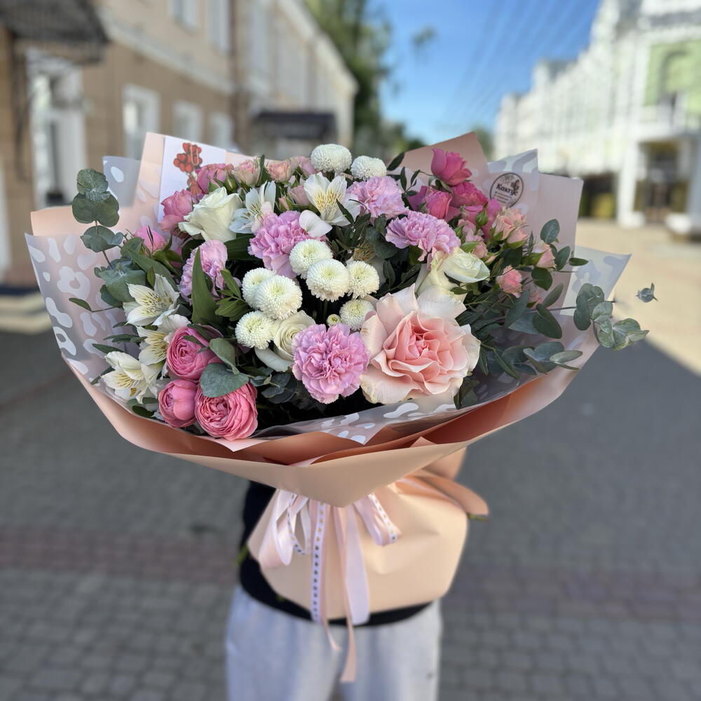 Букет «Прелесть» из белых роз, кустовых роз, альстромерий, диантусов, хризантем, французской розы и эвкалипта