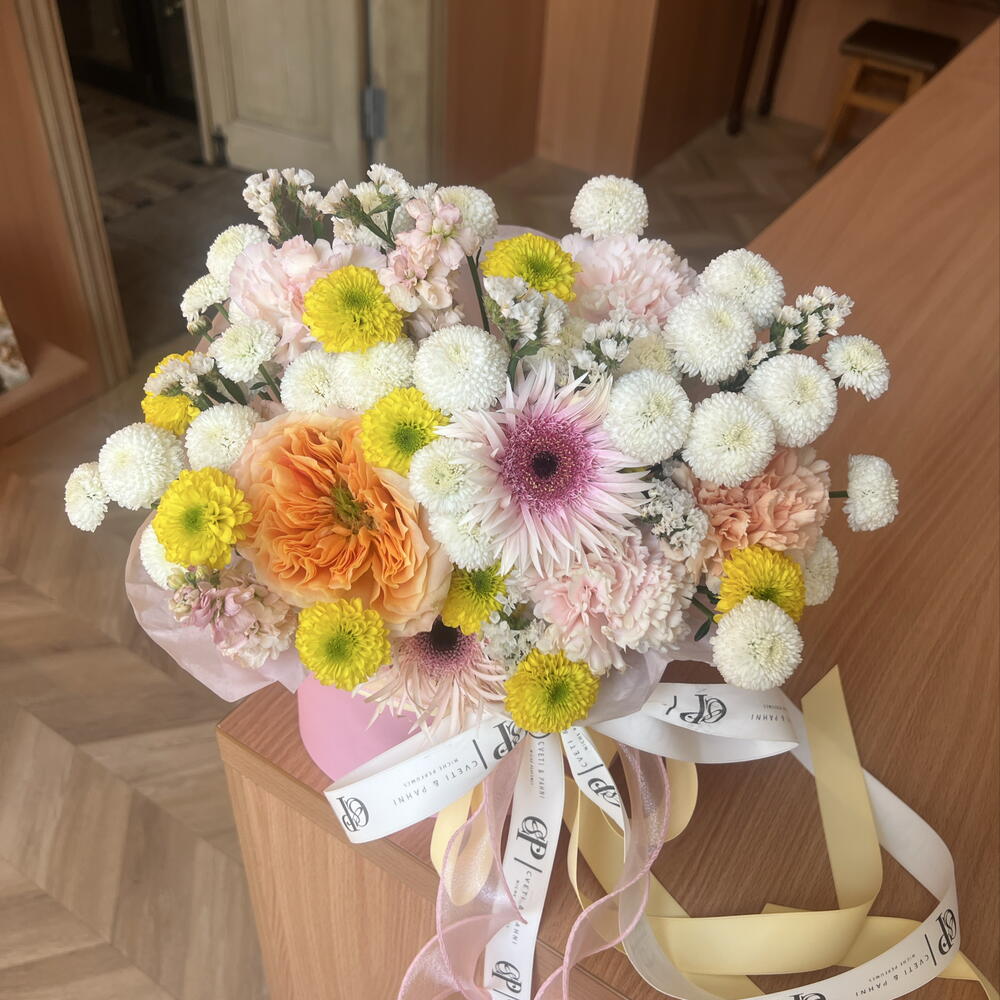 Дофаминовый букет в шляпной коробке из яркой пионовидной розы, стойких диантусов, яркой и стойкой хризантемы