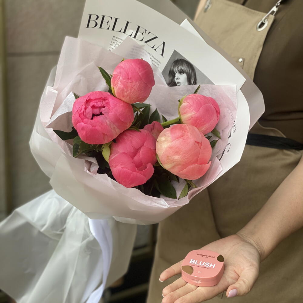 Букет коралловых пионов + подарок от Vivienne Sabo — румяна MACARON