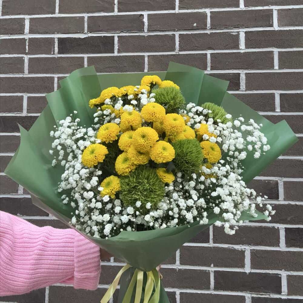 Букет из кустовых хризантем, гипсофилы и зелени