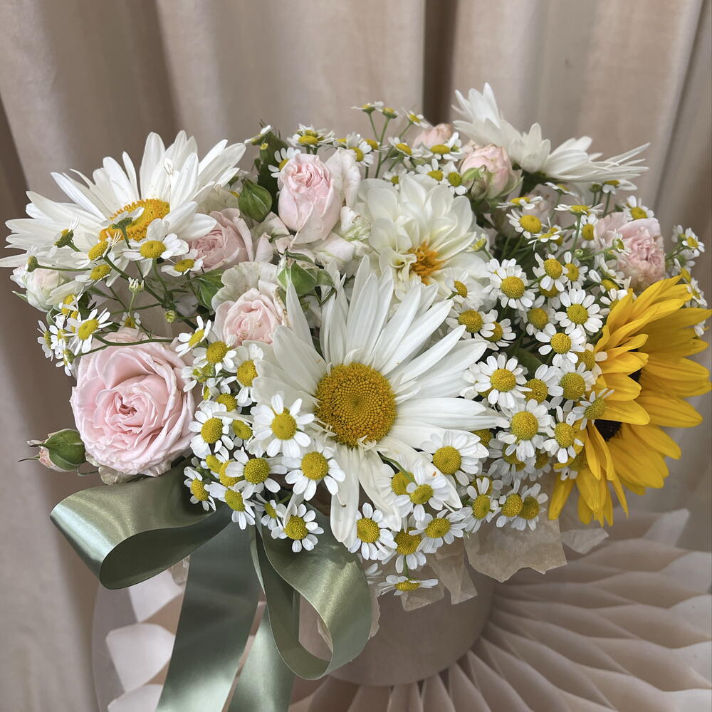 Ромашки и подсолнух в крафтовом цилиндре 🌼