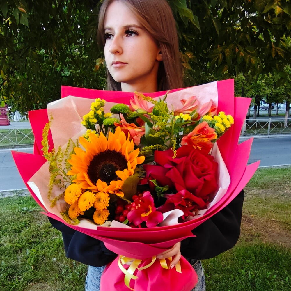 Букет с подсолнухом 🌻, альстромерией, французской розой и кустовой хризантемой от Цветочной студии Сантини