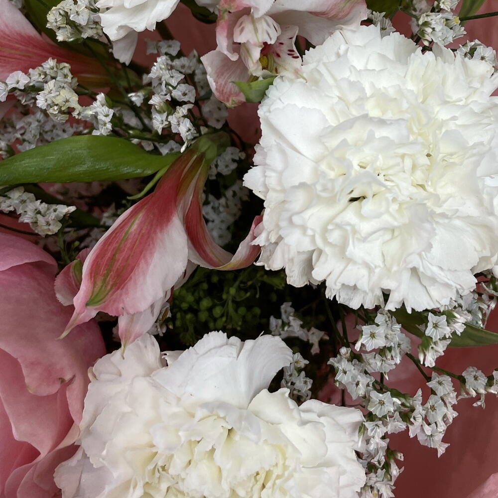 1 сентября! Букет из диантуса, розы, лимониума и альстромерии с топпером 💐