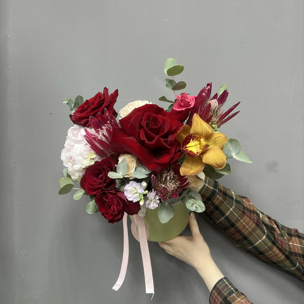 Композиция в шляпной коробке с красными розами, протеей, и гортензией 🌹