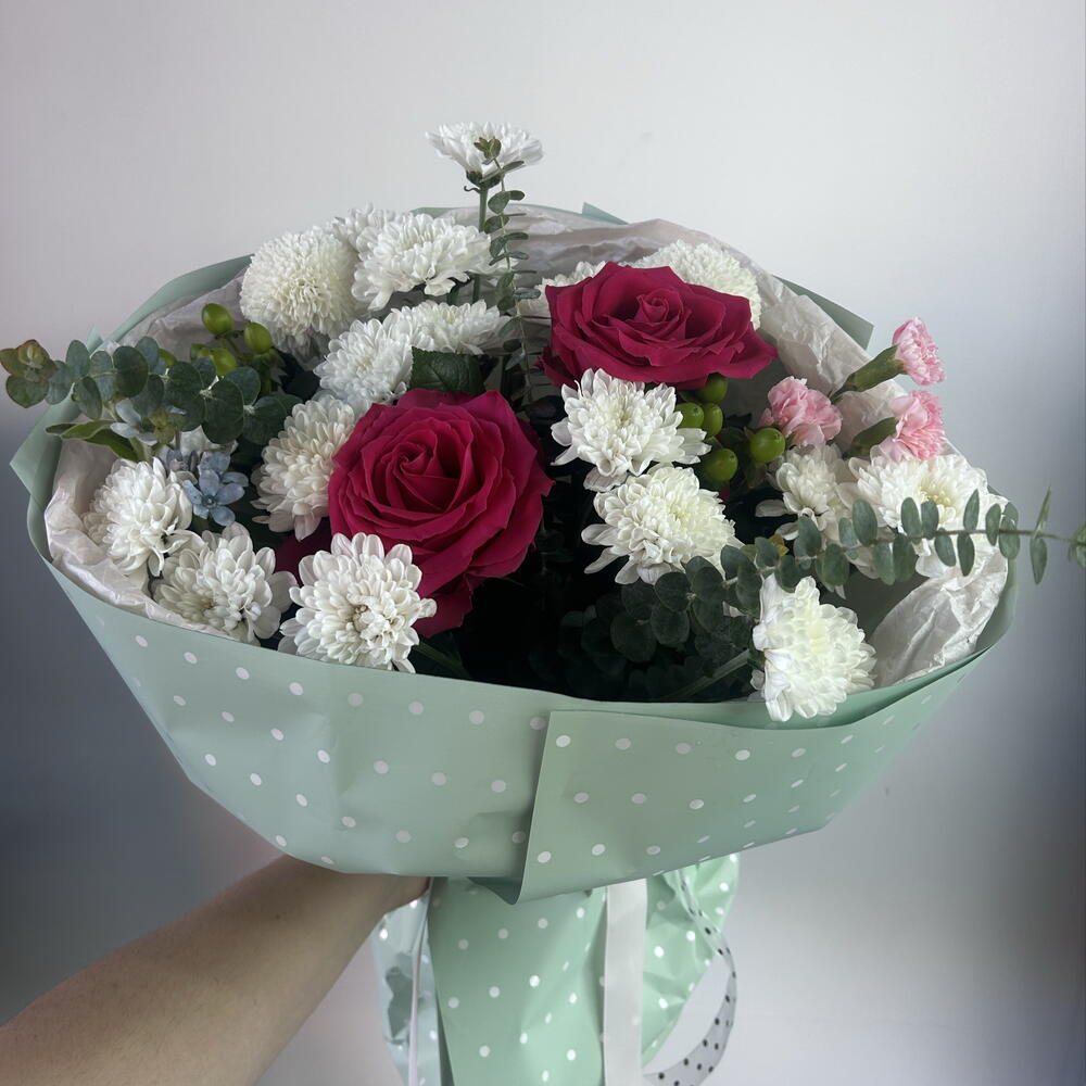Хризантемы,розы, эвкалипт💐