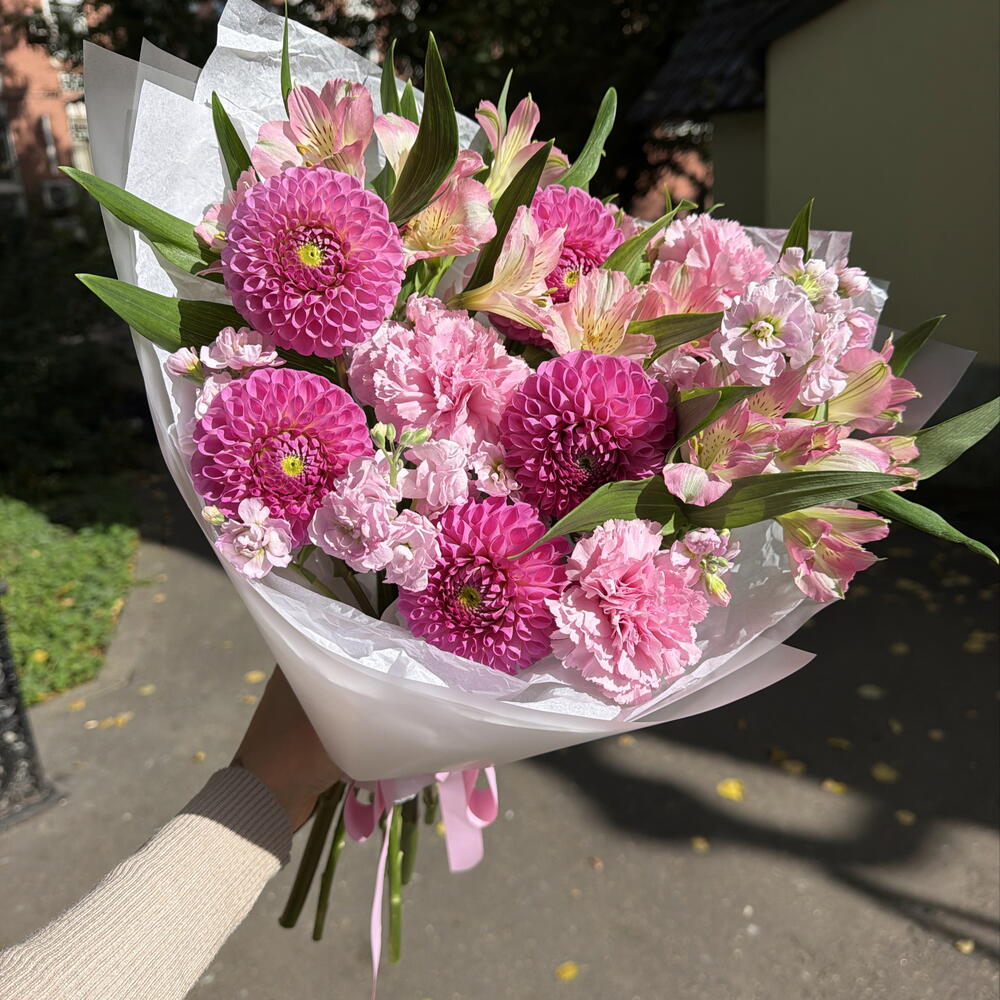 Букет с георгинами