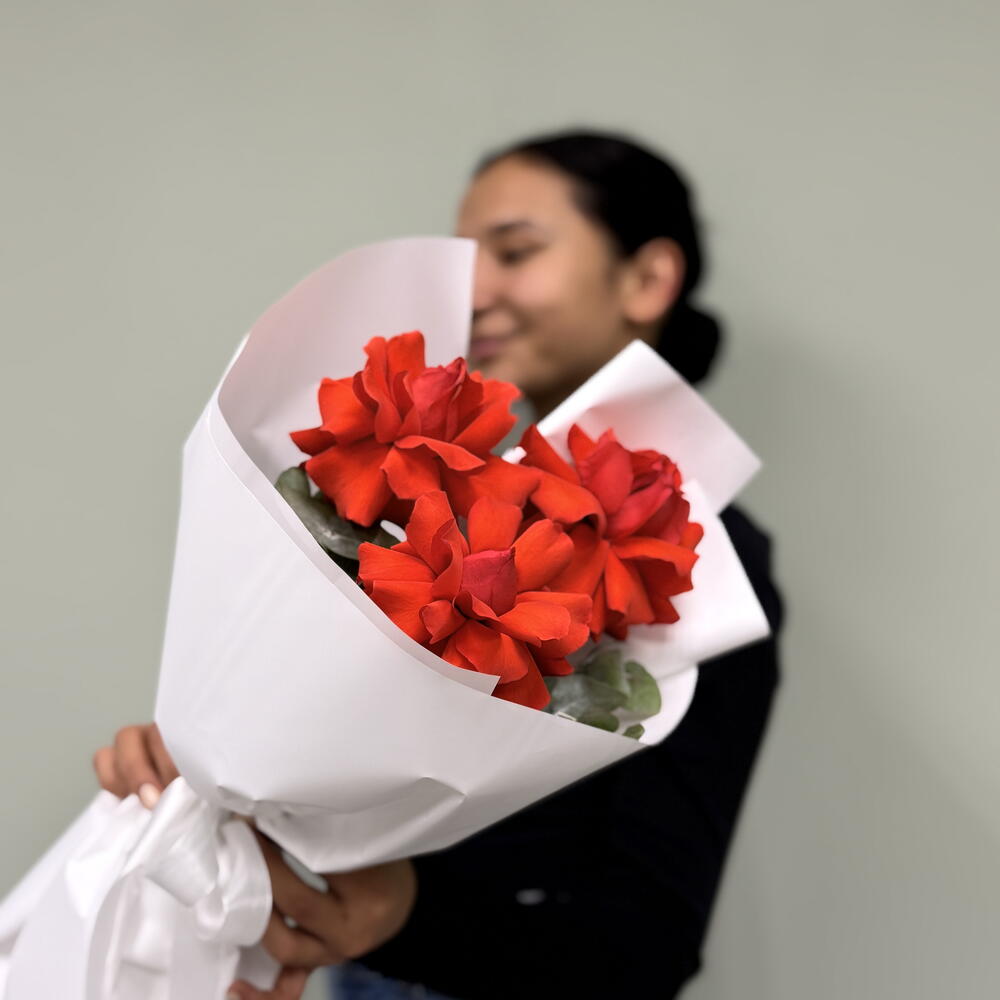 🌹 «Три розы Нина и эвкалипт: лаконичная элегантность»