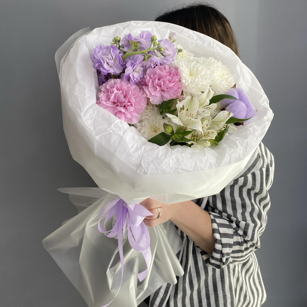 Букет комплимент 💜 ароматная маттиола 🌿 розовые диантусы 🌸 альстромерия 🩷