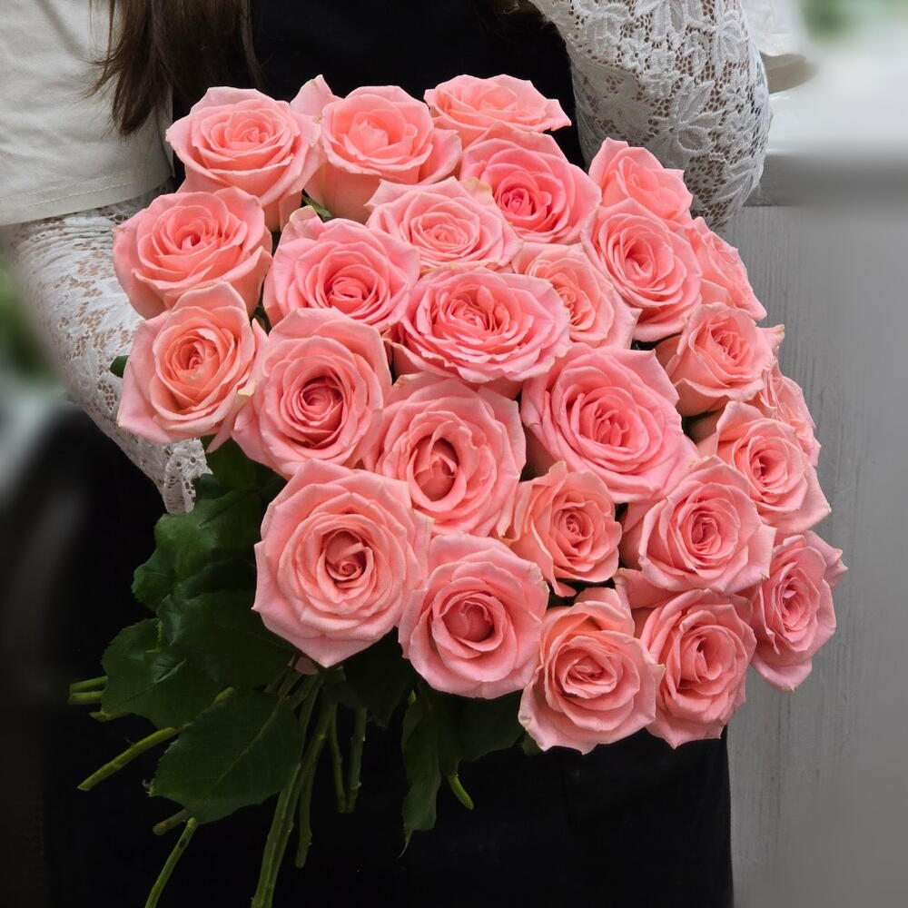 25 розовых роз