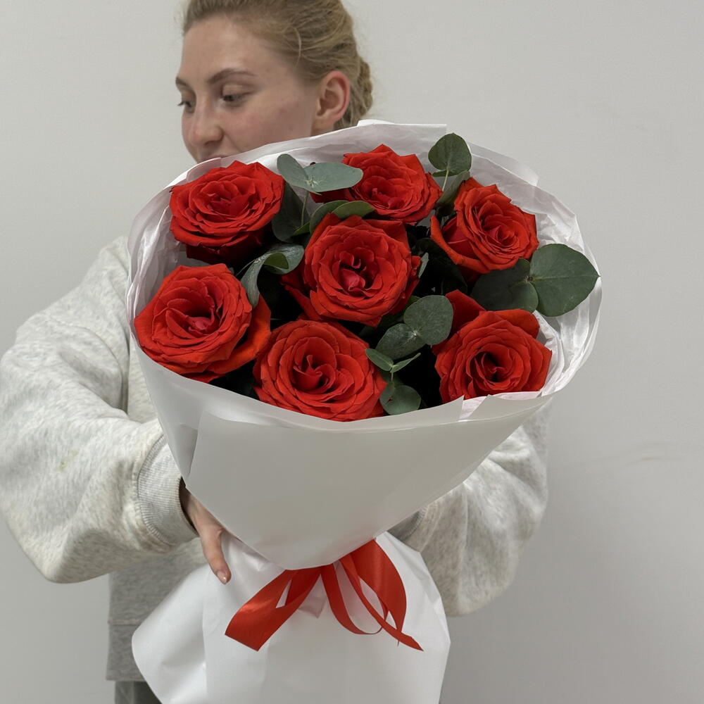 Монобукет «Париж после полуночи🌙» из роз сорта Нина с ароматным эвкалиптом 🌹