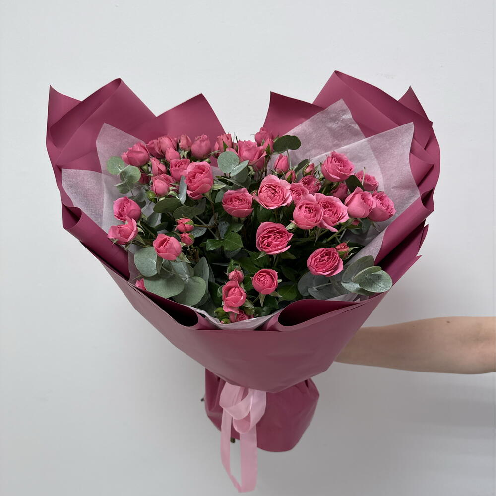 Букет из кустовых роз с  ароматным эвкалиптом 🌸
