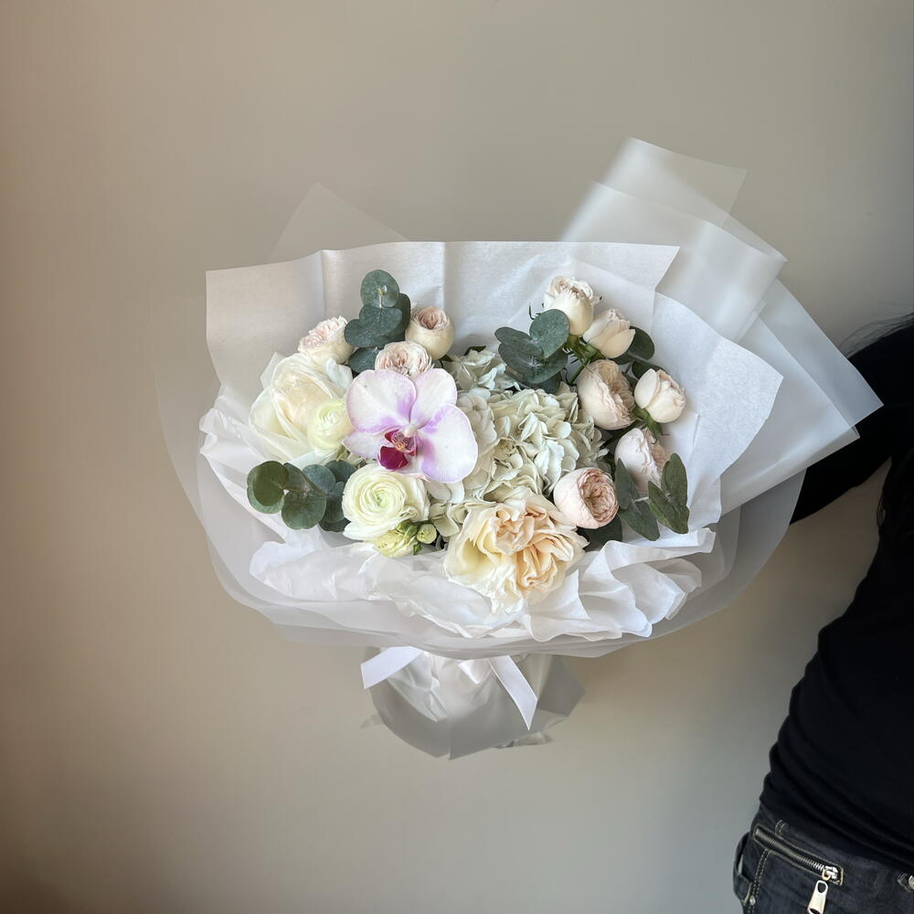 Букет с ранункулусами, кустовыми пионовидными и ароматными розами, эустомой и гортензией