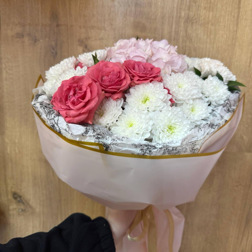 букет с гортензией и кустовыми розами