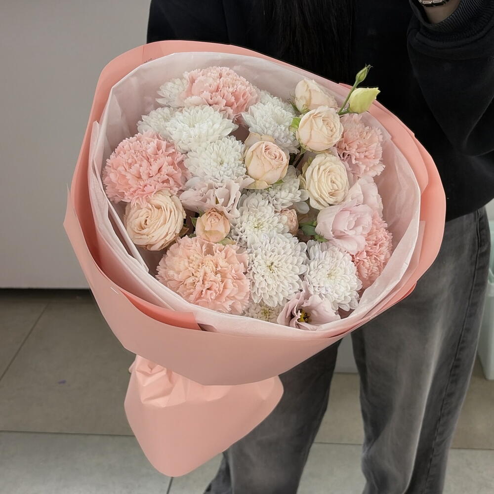 Букет с диантусами и эустомой