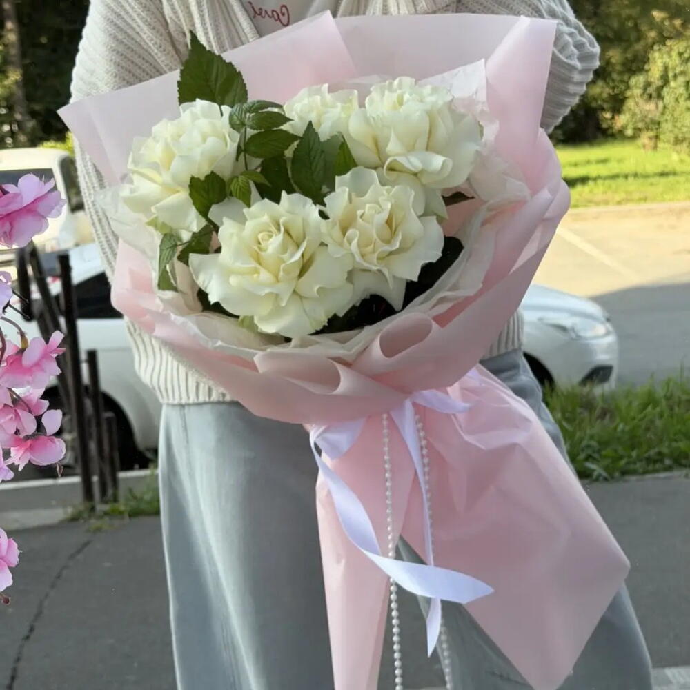 Белые розы ажурные