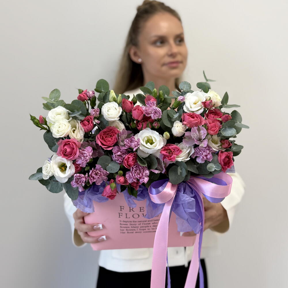Композиция «Повод без повода🌸»из кустовых диантусов , кустовых пион роз  и эустом с ароматным эвкалиптом в коробке 💐