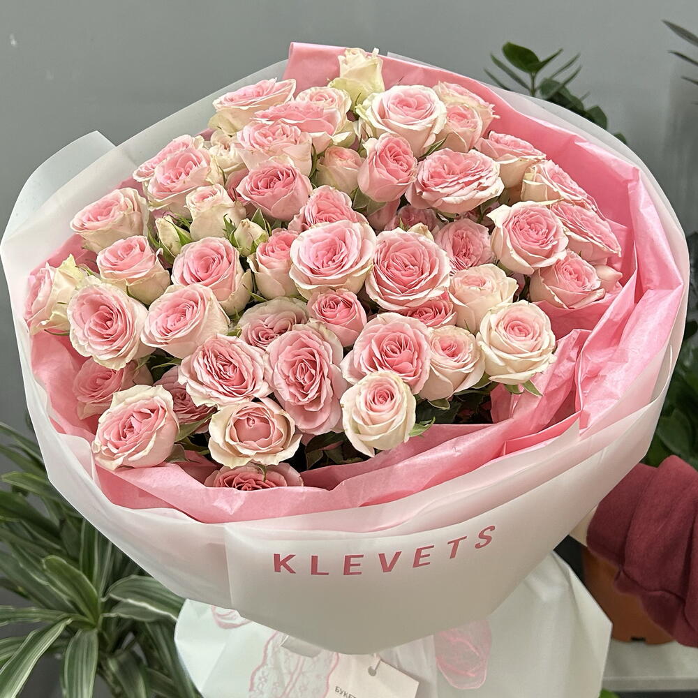 Нежный букет из кустовых роз