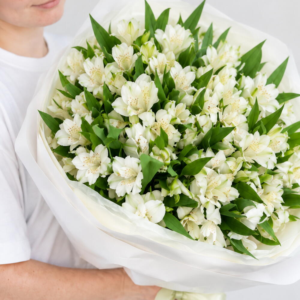 Букет из 25 белых альстромерий