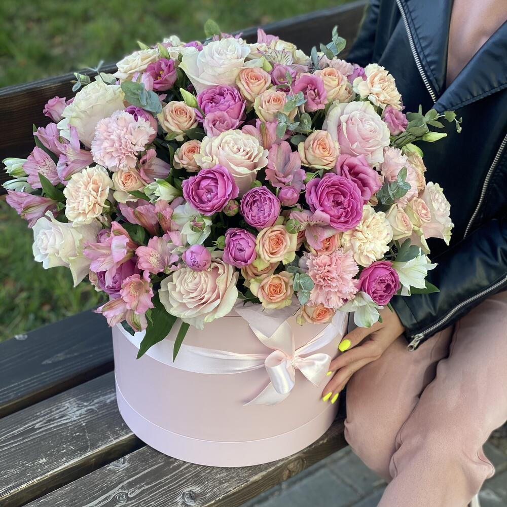 The box is a pearl of beauty made of bush roses, alstroemeria, eustoma and dianthus