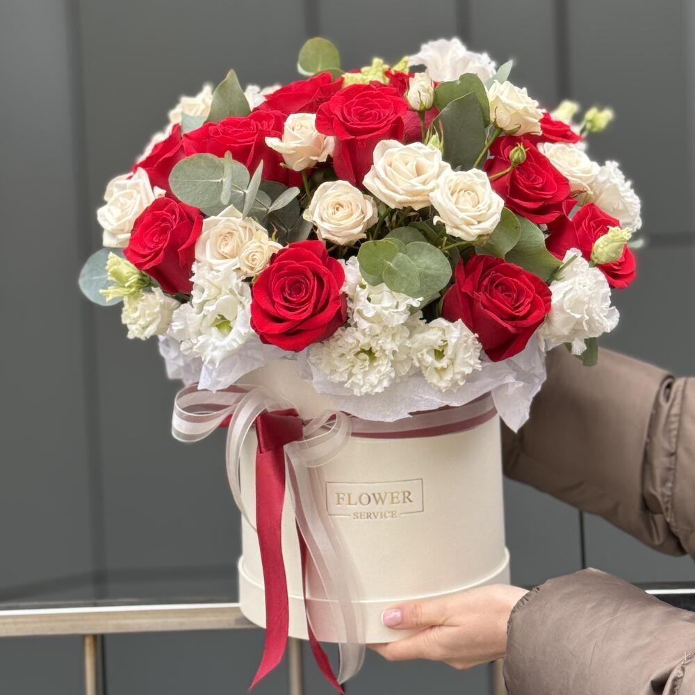 Коробка Сказочный Момент из роз сорта фридом, роял порцелина, эустомы и эвкалипта