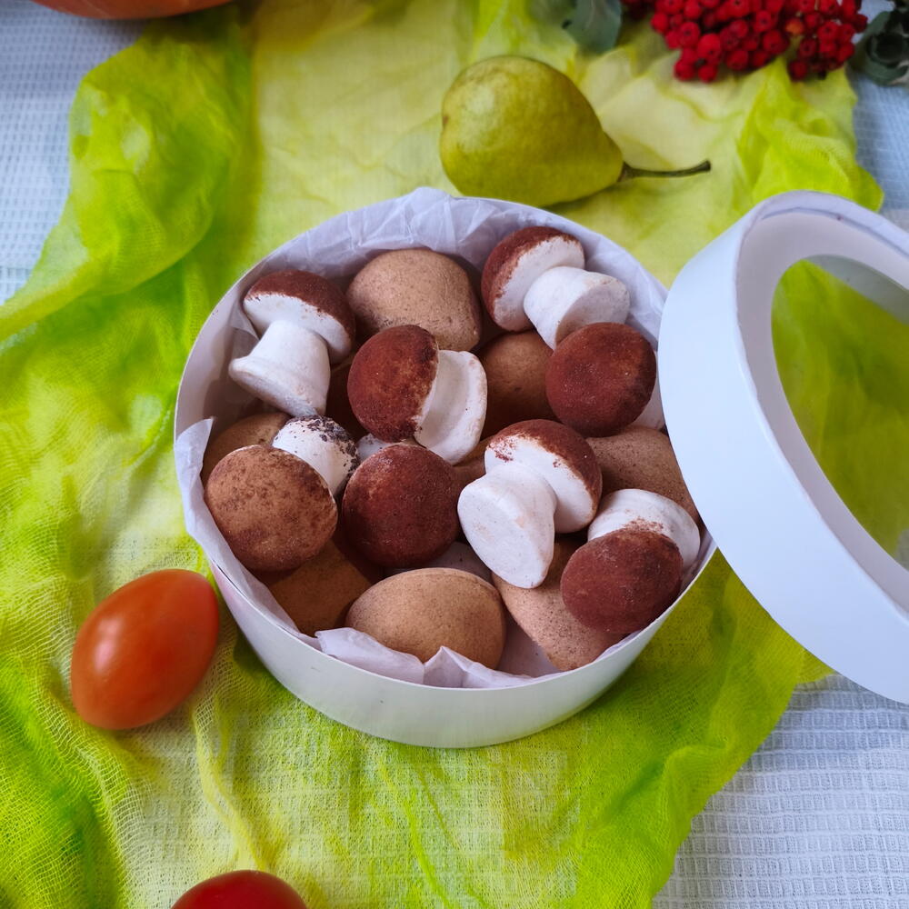 Зефирные грибочки в круглой коробке