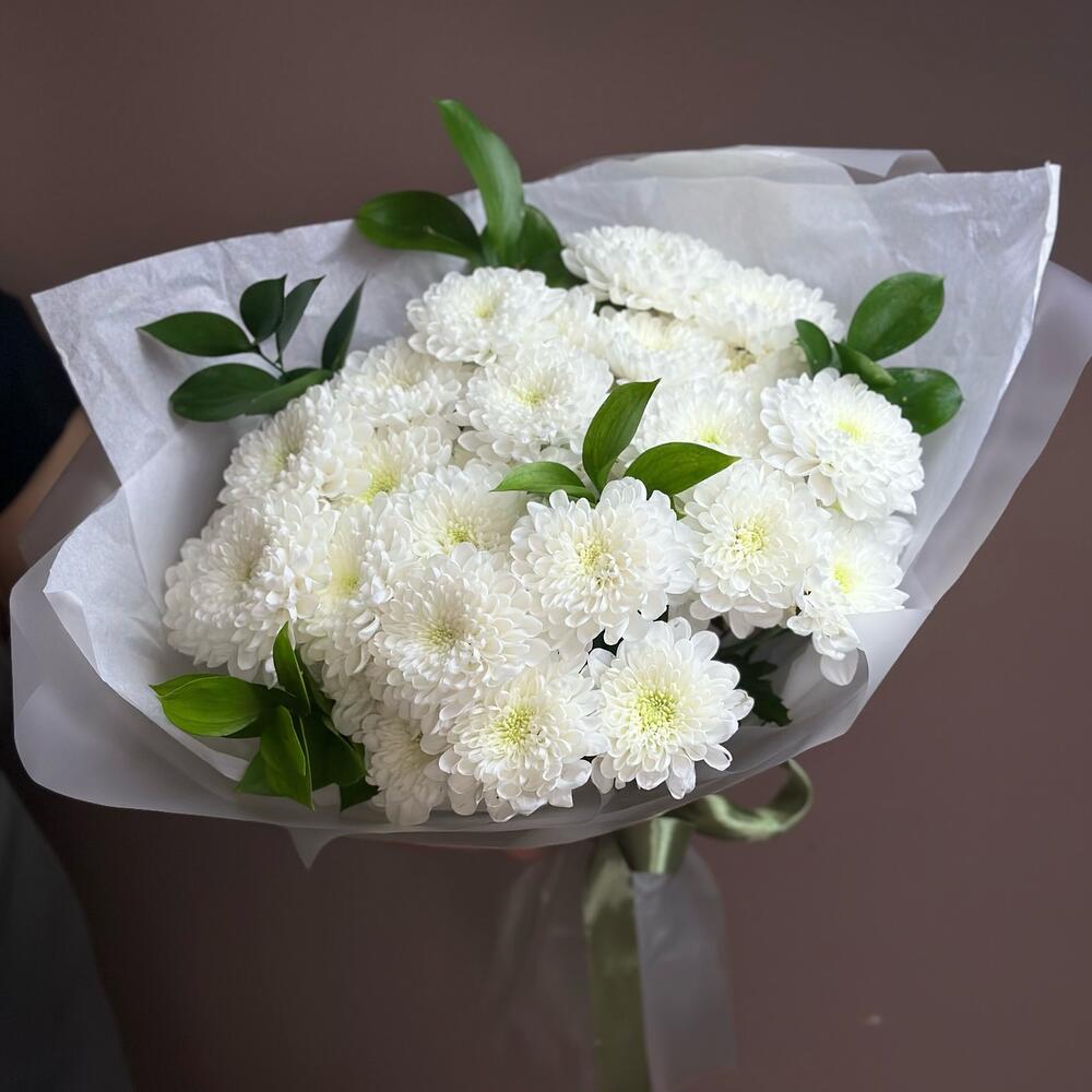 Букет из белых хризантем и рускуса