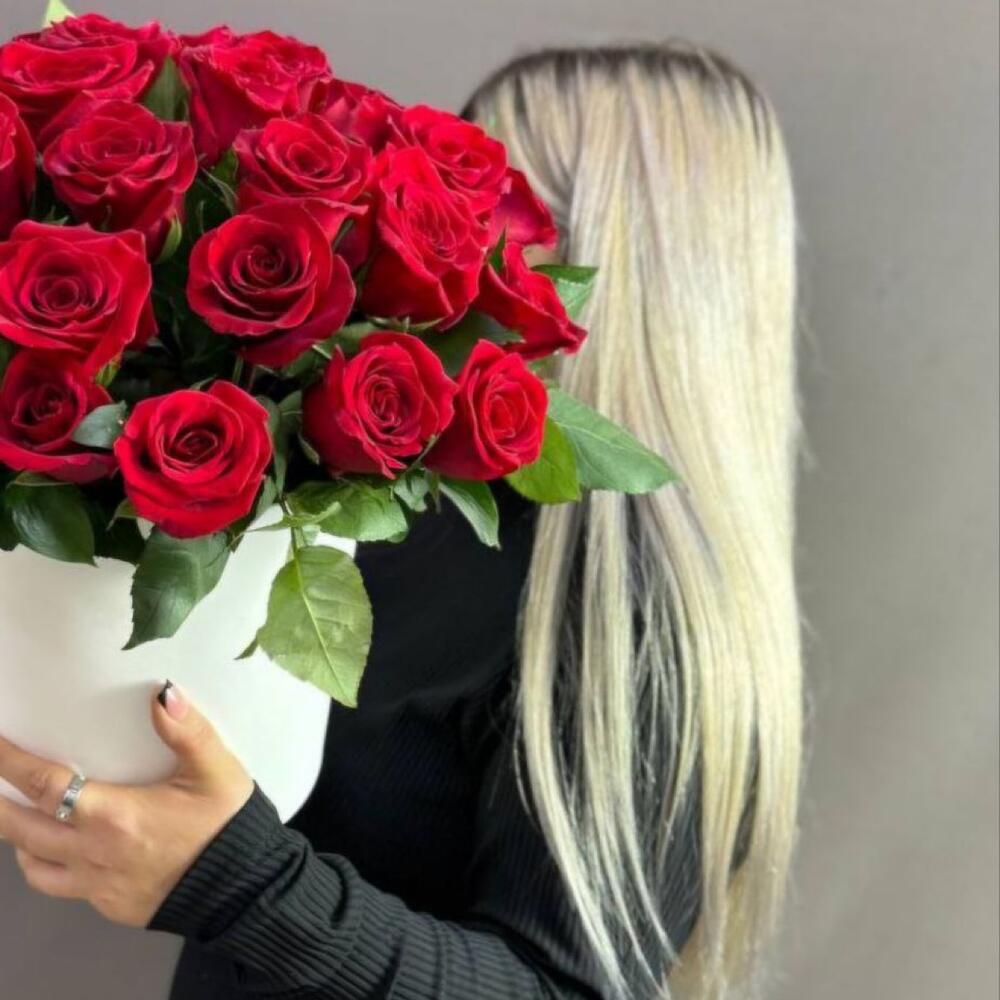 Букет красных роз  в коробке 25шт. Ко Дню Всех влюбленных.  размер M