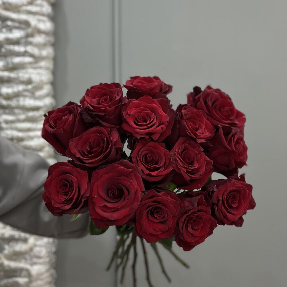 Красные розы 15 штук