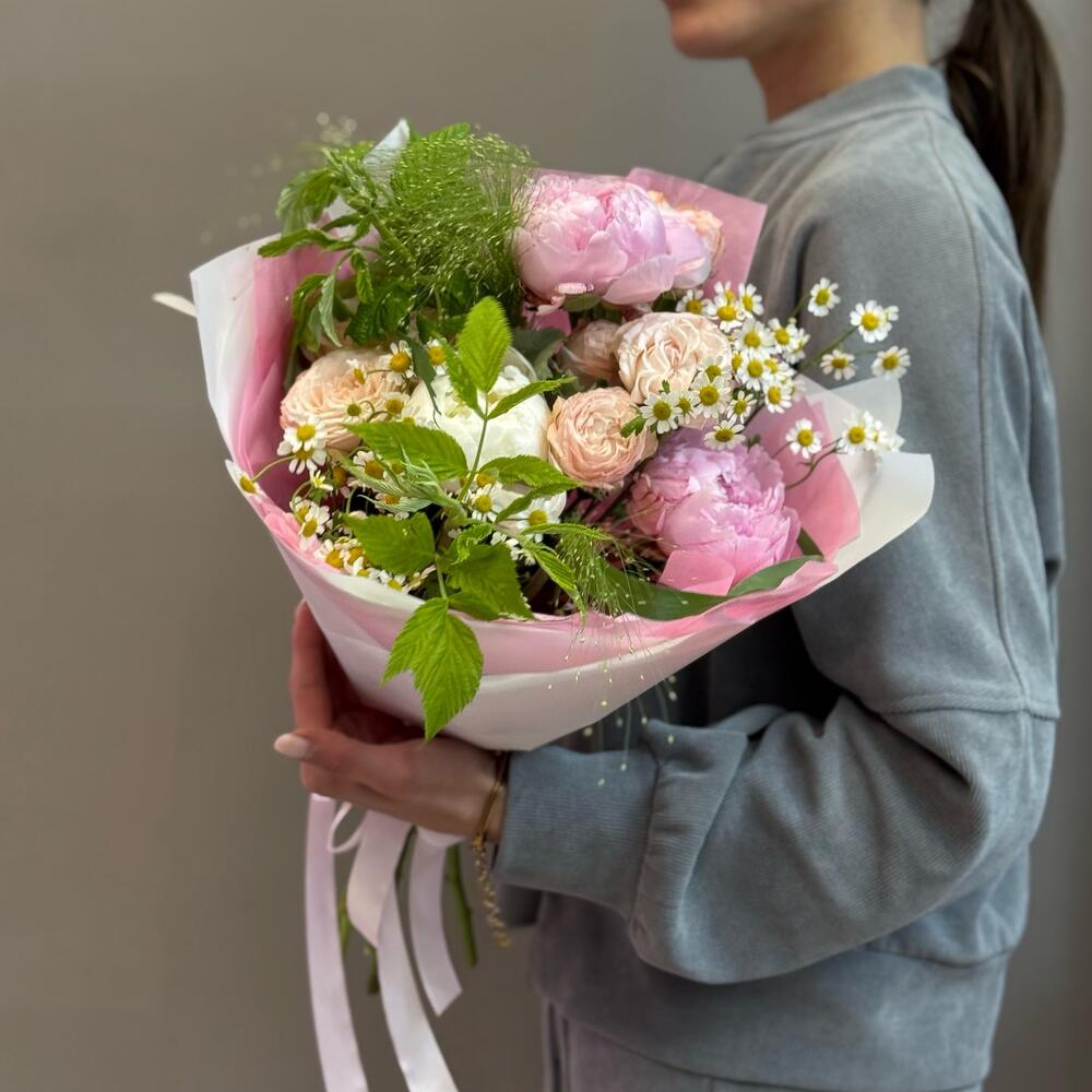 Пионы и листья малины в букете