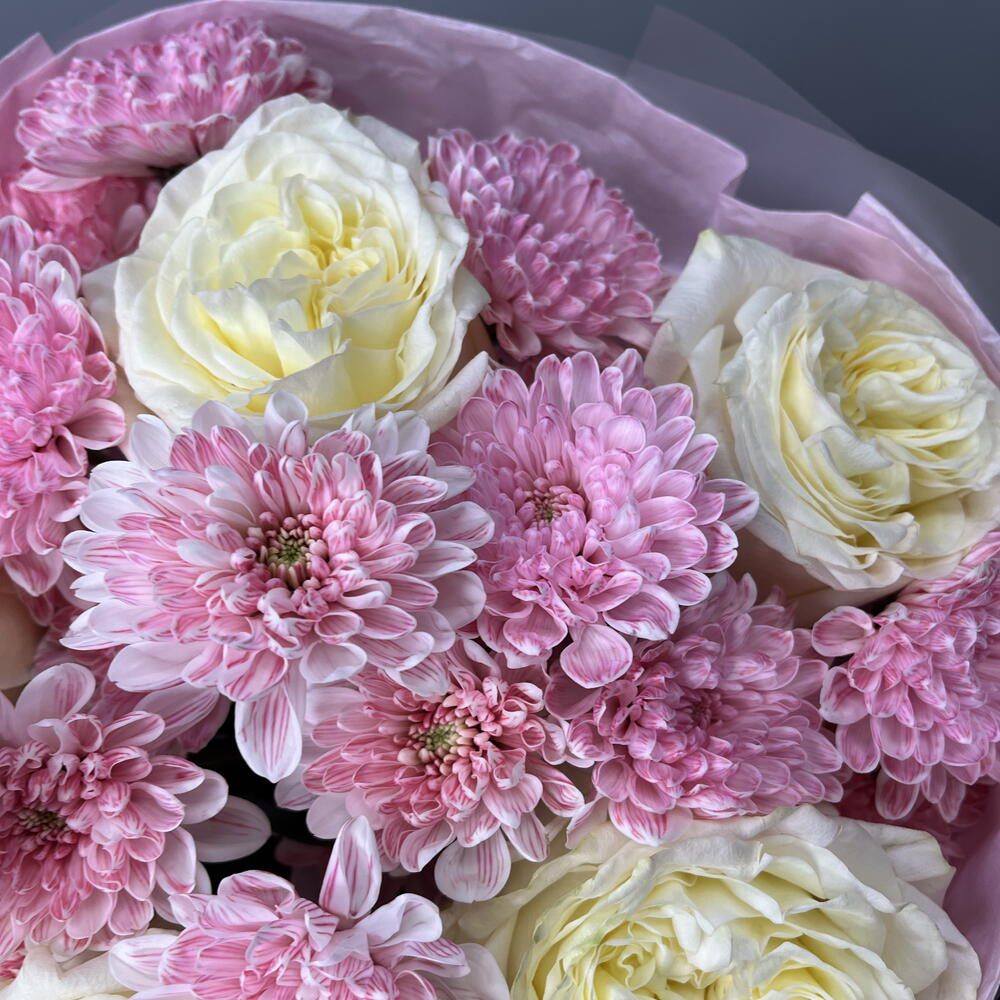 Букет из кустовых хризантем и роз пионовидных 🌸