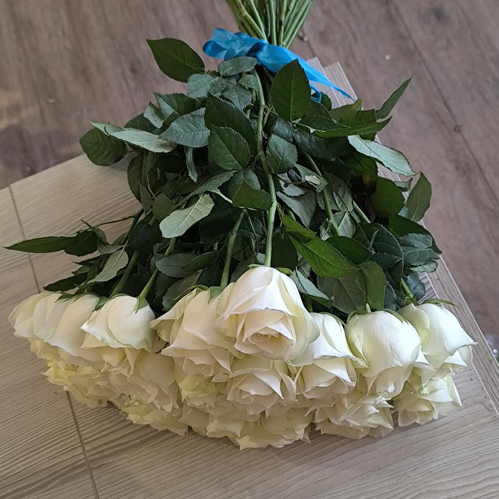 25 белых роз 60 см