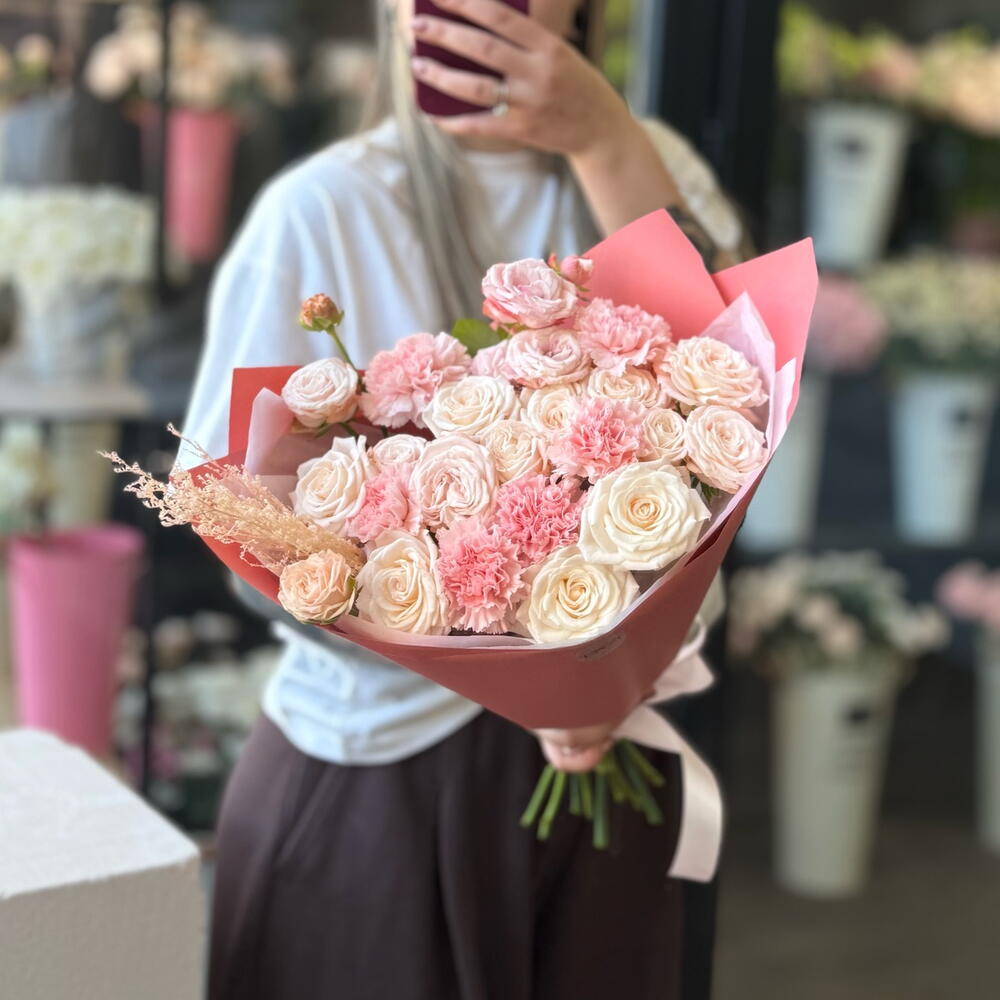 Пудровый букет из пионовидных кустовых роз Pink Dream B13 + подарок от Vivienne Sabo — румяна MACARON