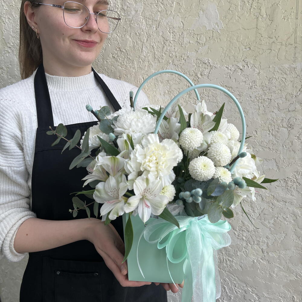 Композиция в мятной сумочке