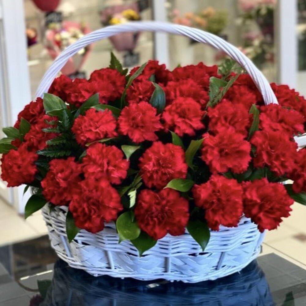 Корзина из 40 красных гвоздик и зелени