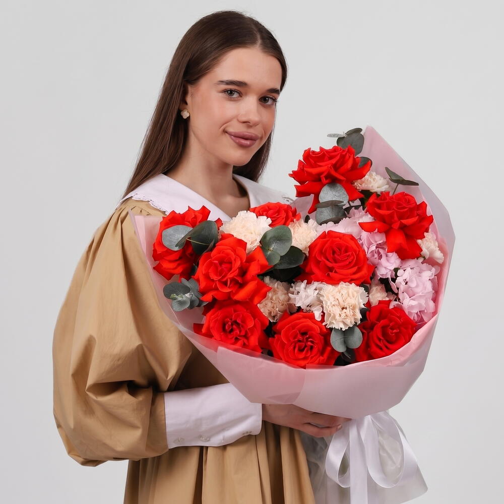 Сборный яркий букет с красной розой французской