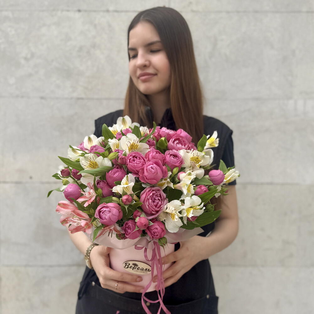 Коробочка с малиновыми розами и альстромерией
