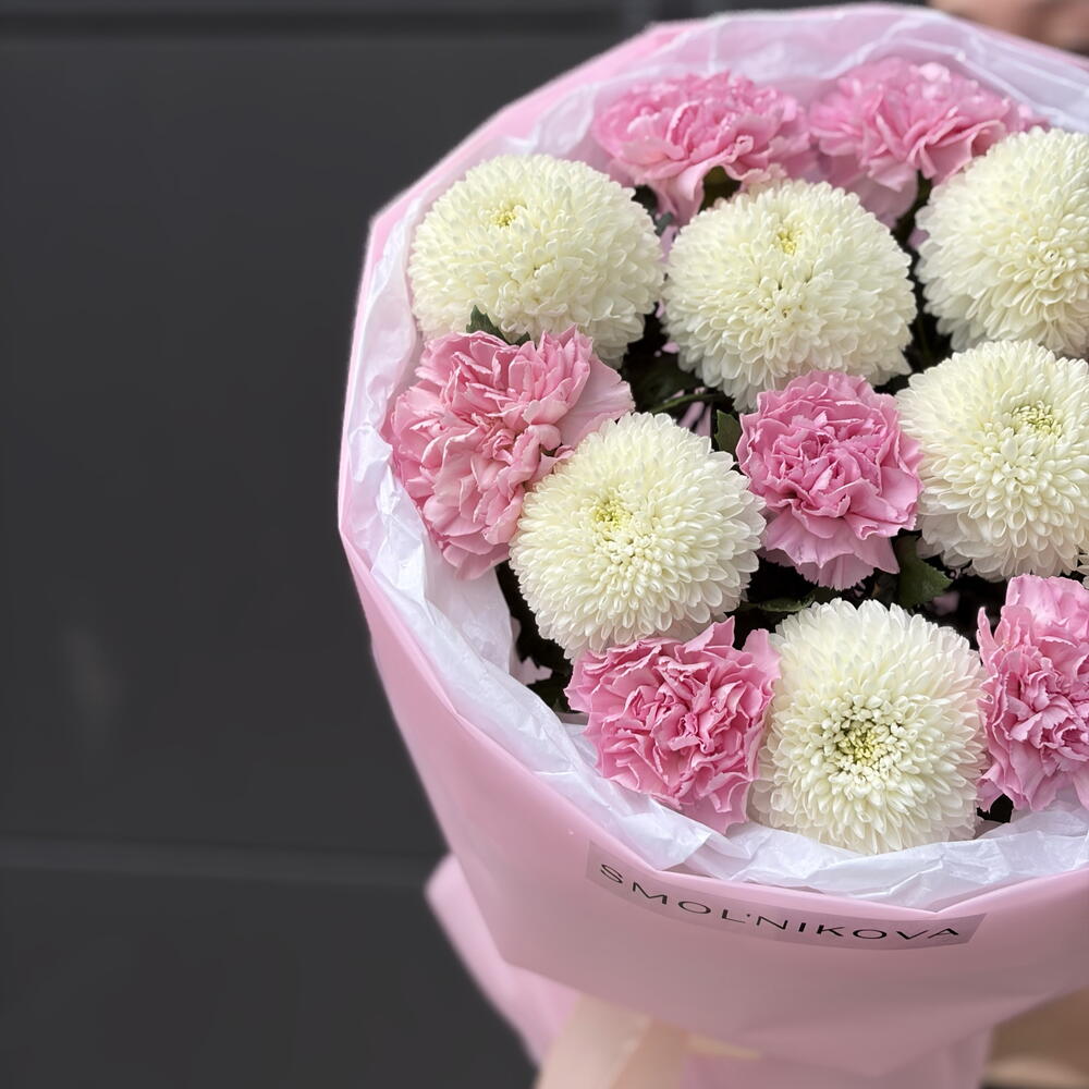 Нежные белые хризантемы с розовыми диантусами в стильном оформлении 💕/ цветы в Уфе