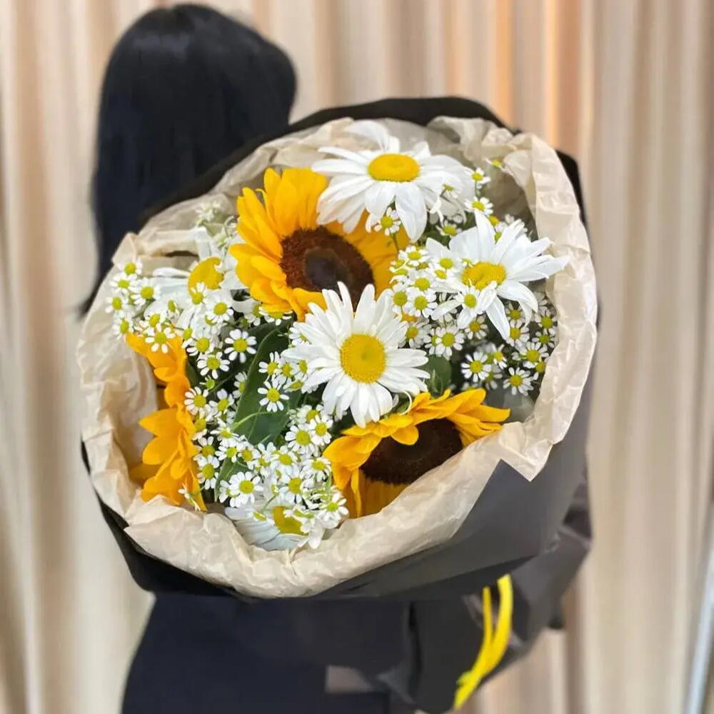 Стильный букет с подсолнухами, ромашками и матрикарией 💛