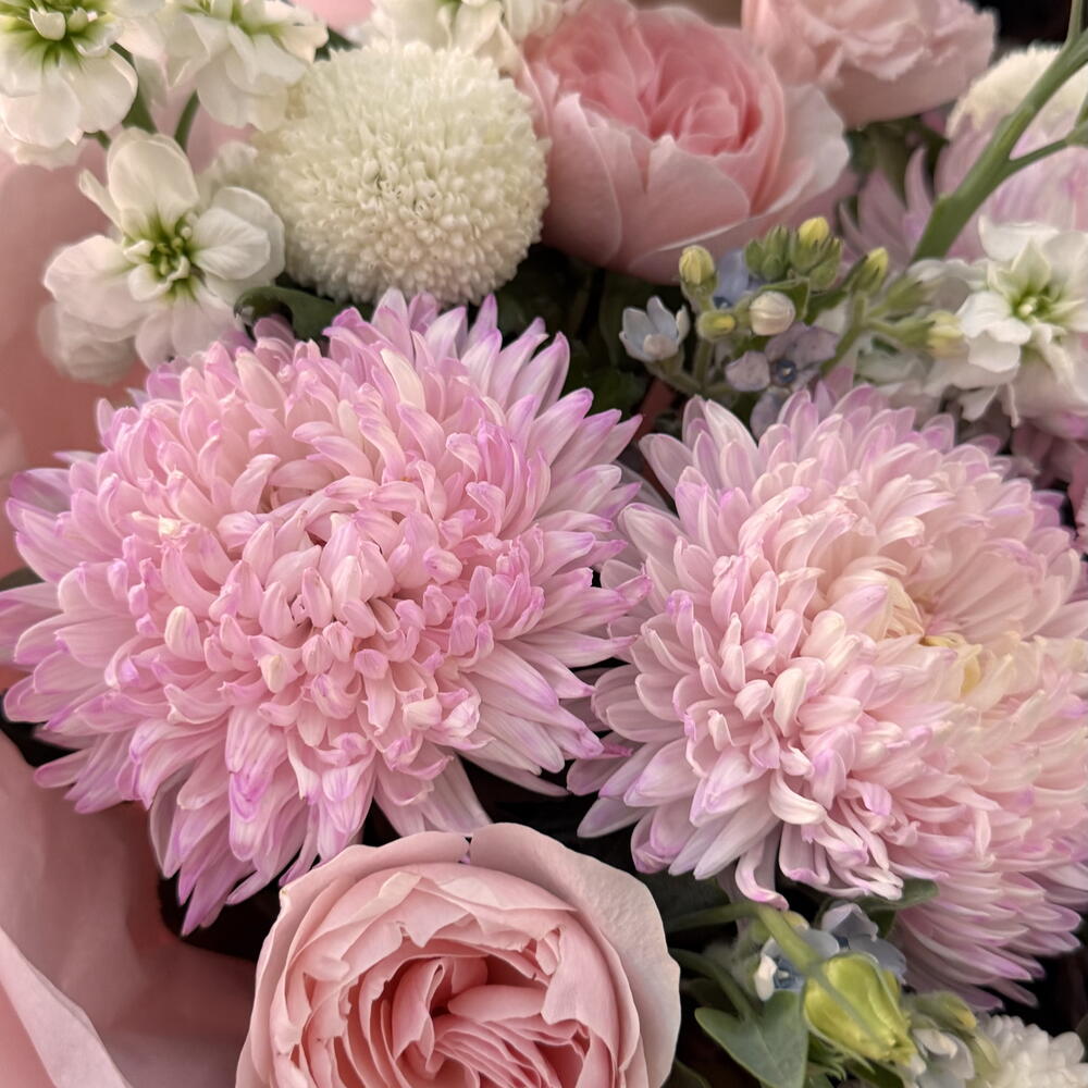 Signature mixed bouquet with lisianthus, roses and chrysanthemums "Pink Magic"