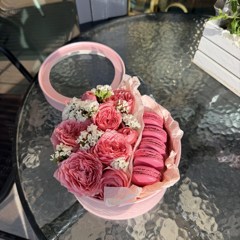Коробочка с пионовидной розой и макаронс малина