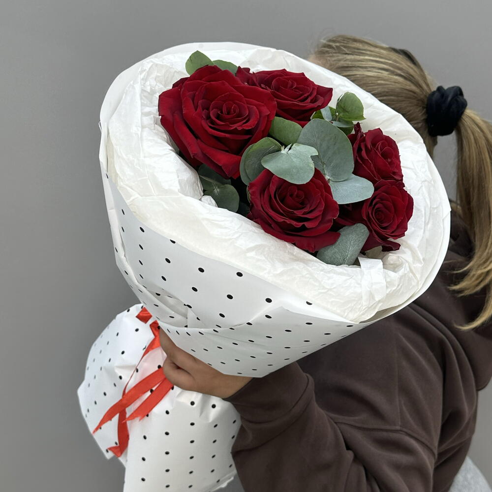 Пять бордовых роз с эвкалиптом ♥️