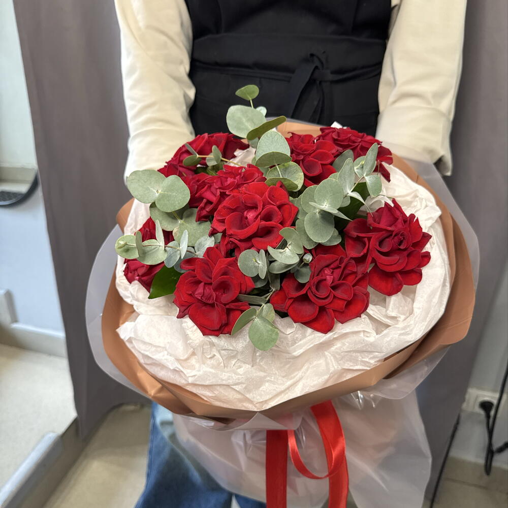 Красные французские розы (15 шт) с эвкалиптом