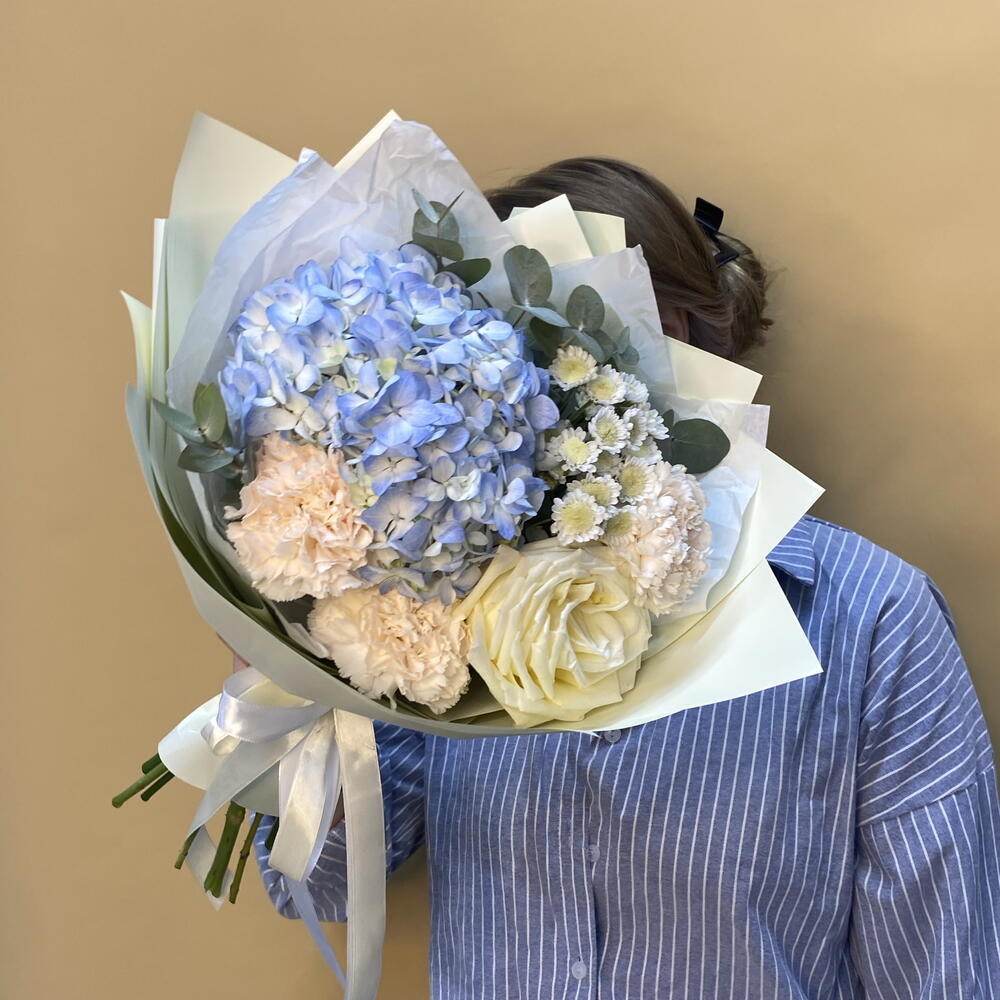 Букет из гортензии, диантусов и пионовидной розы 🌸