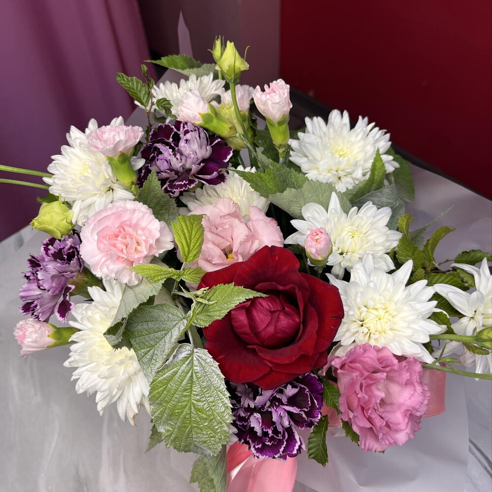 Композиция из эустомы, хризантемы и диантусов