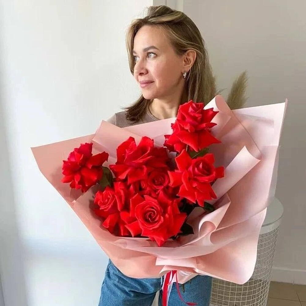Букет алых роз