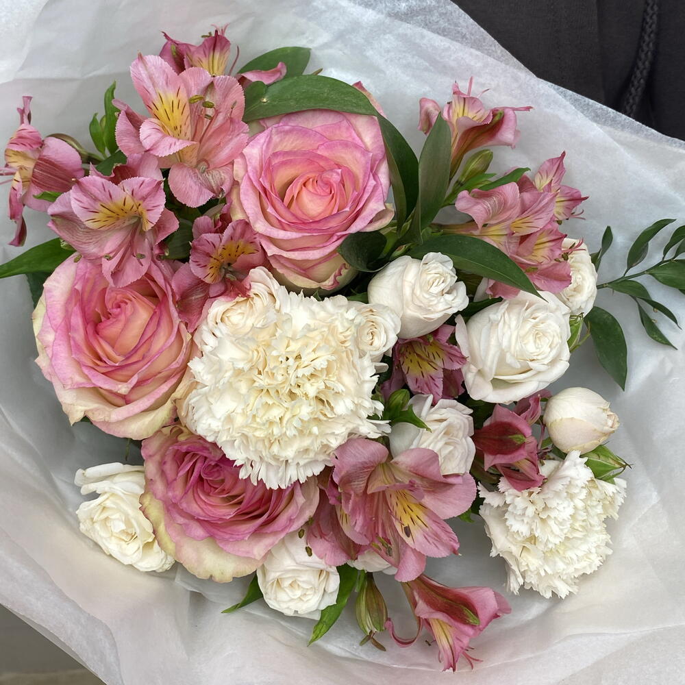 Авторский букет с розами и альстромерией 💖