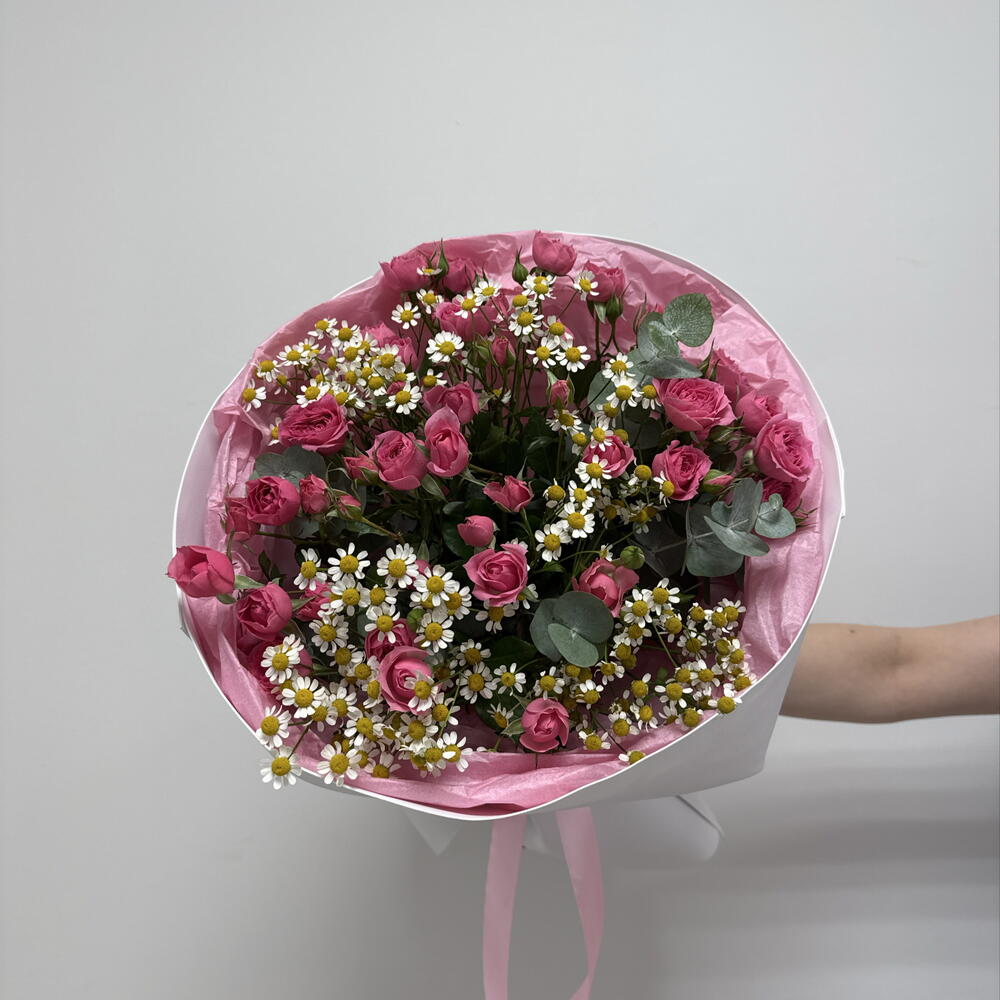 Пышный букет из кустовых роз , матрикарией и эвкалипта