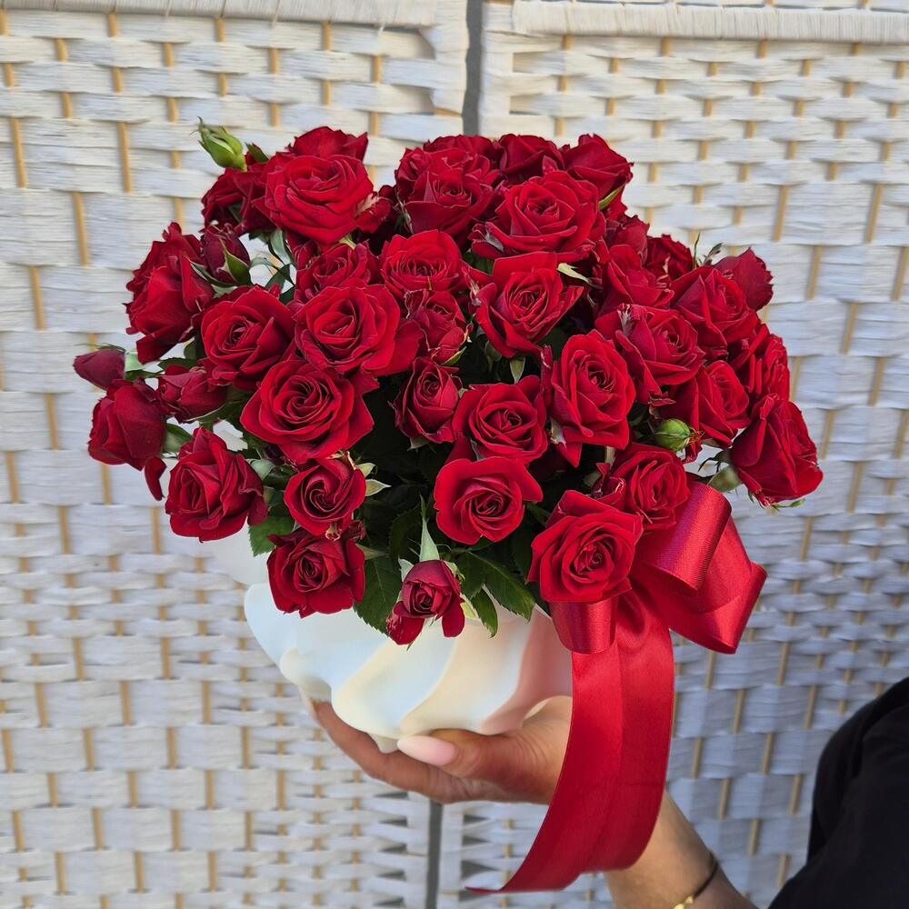 Amore в вазе (роза кустовая)