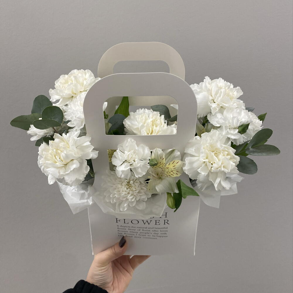 Белоснежная сумочка Bloom room, диантус, альстромерия
