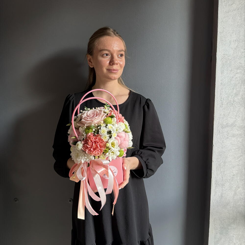 Композиция в персиковой сумочке с розой, сортовыми гвоздиками, кустовой хризантемой и гипсофилой